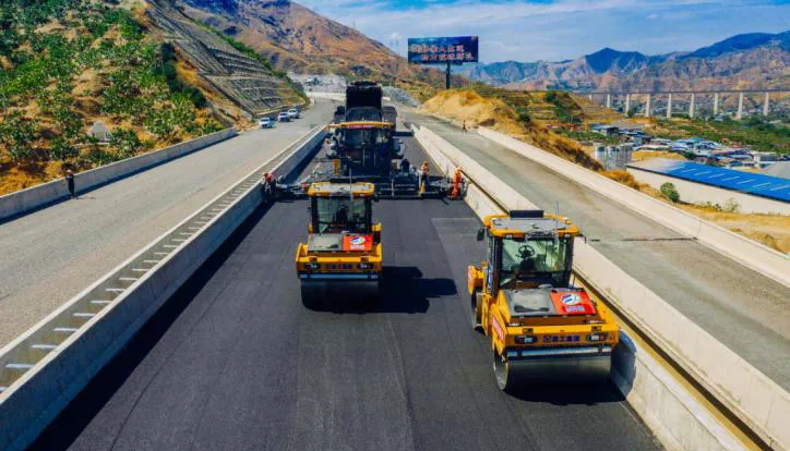 全球首次！無人駕駛壓路機(jī)成群結(jié)隊(duì)“上路”！
