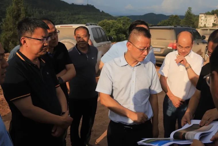四川省交通運(yùn)輸廳黨組成員、總工程師王茂奎到鎮(zhèn)廣高速王通段A1合同段調(diào)研