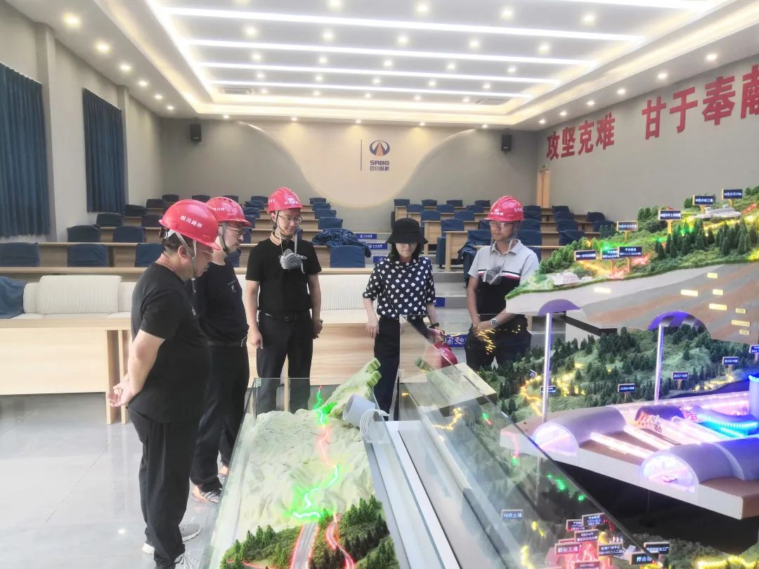 四川路橋副總工程師鄧運(yùn)祥到寧攀高速ZCB1-6、ZCB1-7/8項(xiàng)目檢查指導(dǎo)工作