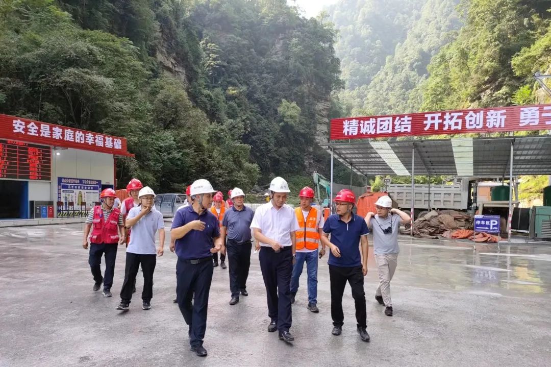 四川路橋黨委委員、紀(jì)委書記朱年紅赴宜金高速公路XJ6項(xiàng)目檢查指導(dǎo)工作