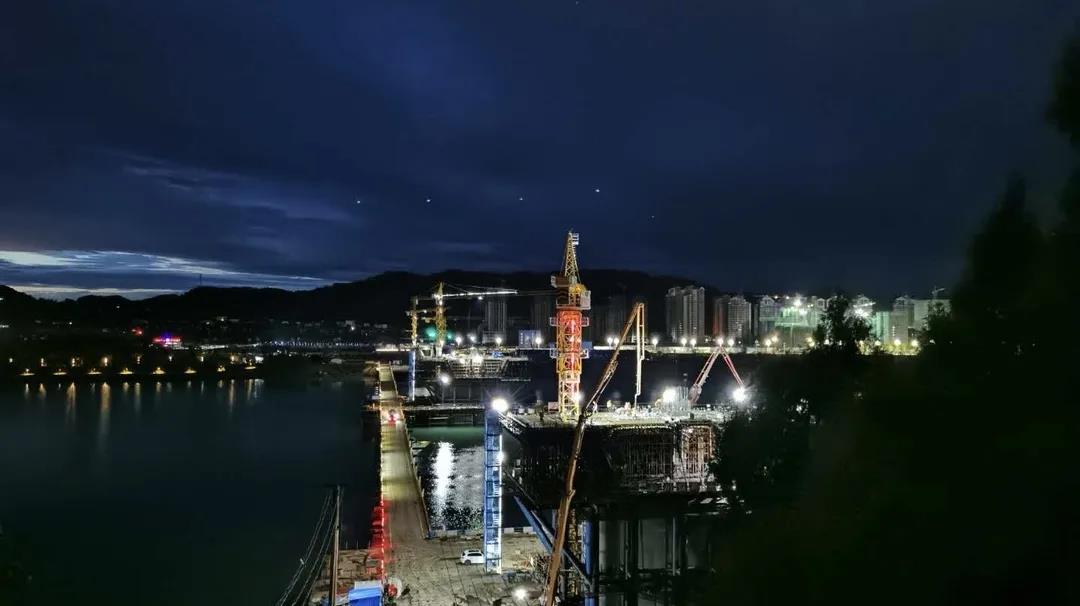南部嘉陵江三橋主橋1#墩最后一個41米超寬超大角度斜腹板0#塊成功完成澆筑！