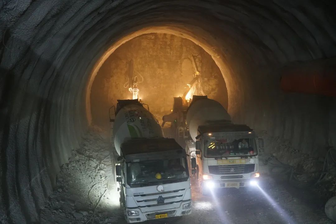 首次！寧攀高速ZCB1-7分部寧會(huì)隧道使用濕噴車雙機(jī)作業(yè)