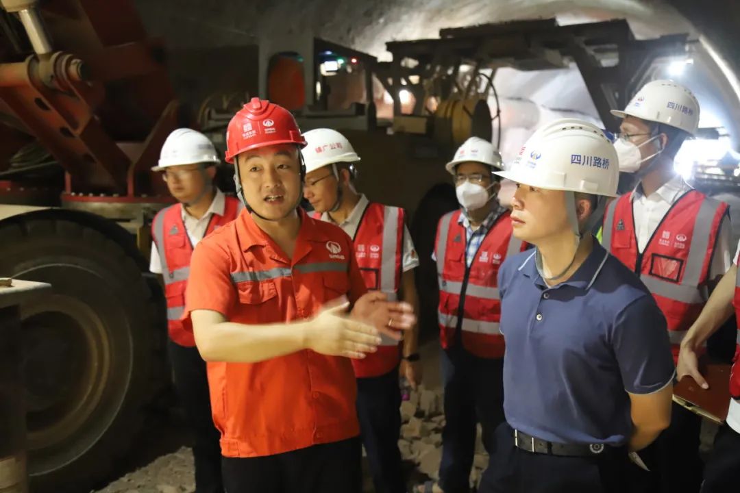蜀道集團建設(shè)管理部副部長武洲到鎮(zhèn)廣高速B4、B5項目檢查指導(dǎo)工作