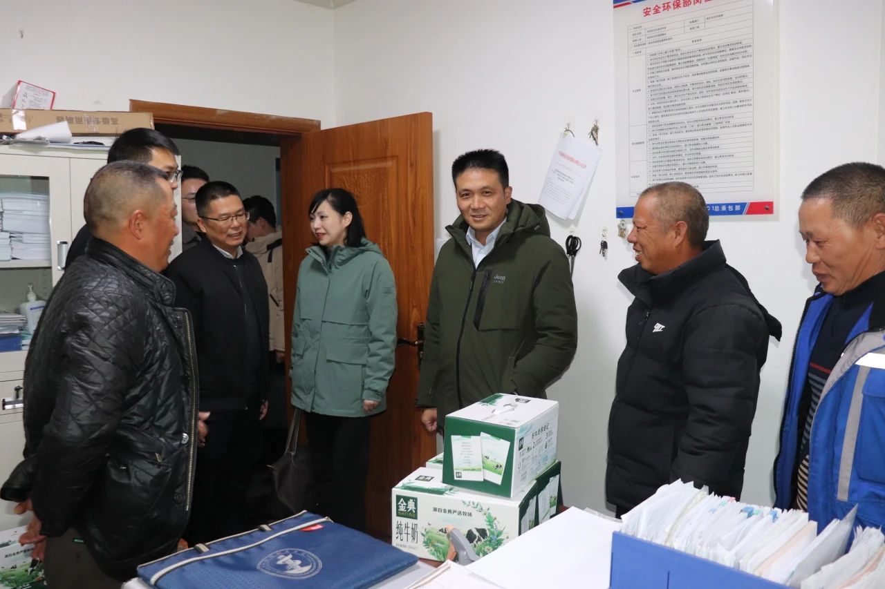 四川路橋黨委委員、董事、工會(huì)主席朱年紅赴川交公司項(xiàng)目一線開展“冬送溫暖”慰問活動(dòng)