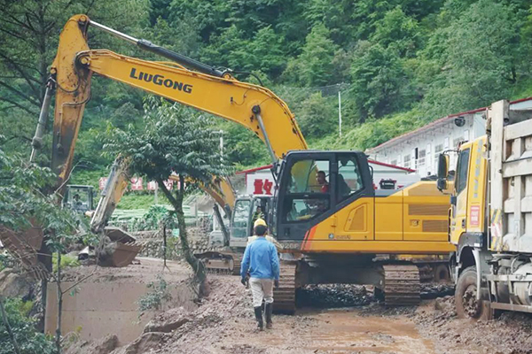 深夜突遇泥石流，87名產業(yè)工人安全撤離