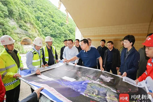 王曉暉施小琳現(xiàn)場指導康定姑咱“8·03”山洪泥石流災害救援處置工作時強調：想一切辦法盡一切努力，千方百計搜救失聯(lián)人員