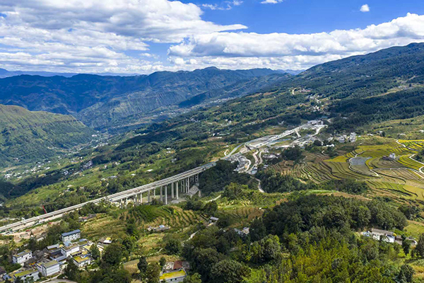 宜攀高速公路全線最長隧道寧會(huì)隧道雙幅貫通